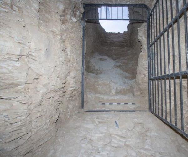 The entrance to the tomb, looking outwards