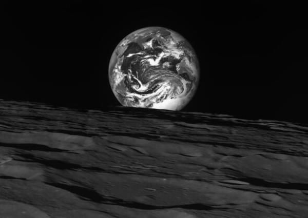 韩国首个月球轨道飞行器拍摄到的地球和月球的惊人景象